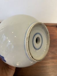 Een Chinese blauw-witte kalebasvaas, 19e eeuw