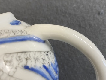 Een Chinese ijzerrode en grisaille theepot met karpers en kraanvogels, Yongzheng