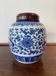 Een Chinese blauw-witte pot met lotusslingers, Qianlong