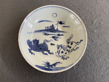 Een Chinees blauw-wit ko-sometsuke bord met gevlekte paarden voor de Japanse markt, Tianqi/Chongzhen
