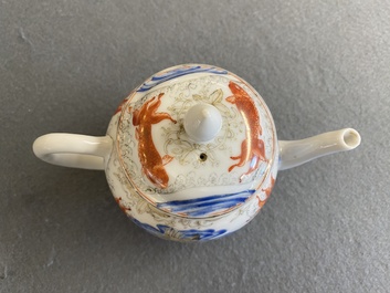Een Chinese ijzerrode en grisaille theepot met karpers en kraanvogels, Yongzheng