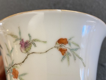 Twee Chinese famille rose kommen met erotisch decor, Kangxi merk, 19e eeuw