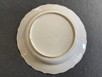 Assiette en porcelaine de Chine famille rose &agrave; d&eacute;cor de coqs, Yongzheng