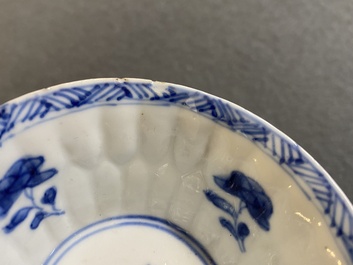 Een Chinese blauw-witte en koperrode kop en schotel, Kangxi