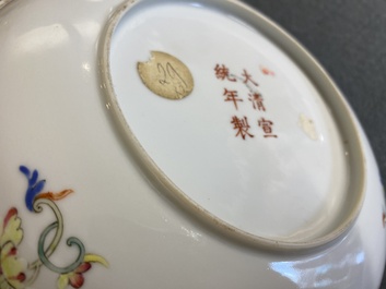 Een Chinees ijzerrood en verguld 'draken' bord, Xuantong merk en wellicht periode