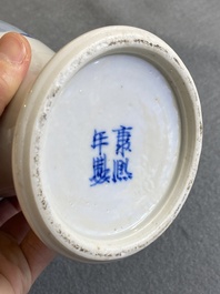 Een Chinees blauw-wit kaststel van vier vazen met dames en kinderen, Kangxi merk, 19e eeuw