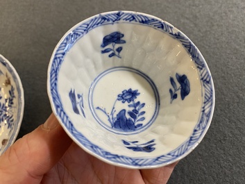 Een Chinese blauw-witte en koperrode kop en schotel, Kangxi