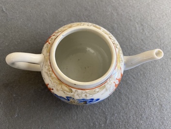 Een Chinese ijzerrode en grisaille theepot met karpers en kraanvogels, Yongzheng