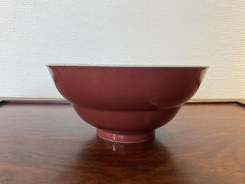 Een Chinese monochrome leverrode kom, Qianlong merk en periode