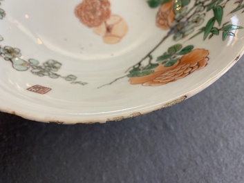 Een Chinese famille verte kom met twee eksters bij prunusbloesems, Kangxi