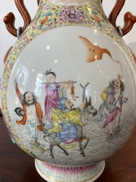 Een Chinese famille rose 'hu' vaas met decor van de 'acht onsterfelijken', Qianlong merk, Republiek