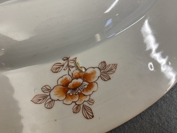 Een Chinese wapenschotel met blauw-wit, verguld en ijzerrood decor, Qianlong