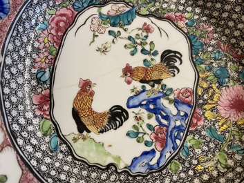 Assiette en porcelaine de Chine famille rose &agrave; d&eacute;cor de coqs, Yongzheng
