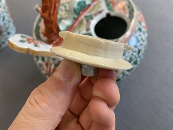Een paar Chinese famille verte lijmpotten met deksels, Kangxi