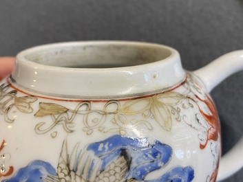 Een Chinese ijzerrode en grisaille theepot met karpers en kraanvogels, Yongzheng