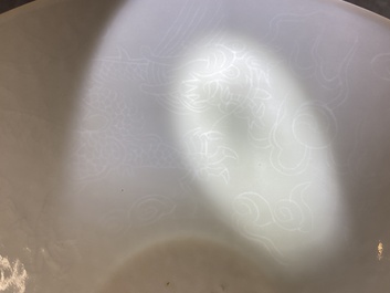 Een Chinese monochrome witte kom met anhua 'draken' decor, Yongle merk, Qing