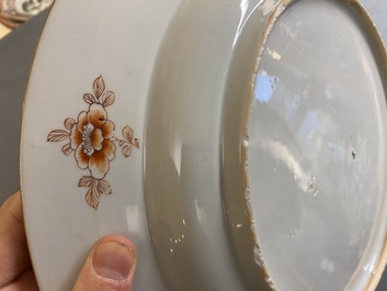 Een Chinese wapenschotel met blauw-wit, verguld en ijzerrood decor, Qianlong