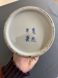 Een Chinees blauw-wit kaststel van vier vazen met dames en kinderen, Kangxi merk, 19e eeuw