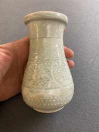 Een Chinese peervormige qingbai vaas, Song/Jin