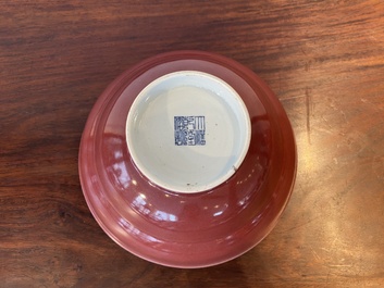 Een Chinese monochrome leverrode kom, Qianlong merk en periode
