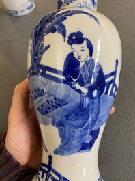Een Chinees blauw-wit kaststel van vier vazen met dames en kinderen, Kangxi merk, 19e eeuw