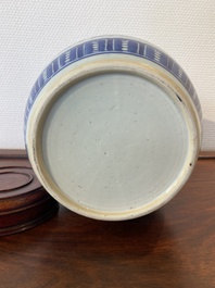 Een Chinese blauw-witte pot met lotusslingers, Qianlong