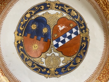 Een Chinese wapenschotel met blauw-wit, verguld en ijzerrood decor, Qianlong