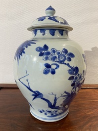 Een Chinese blauw-witte dekselvaas met vogels bij bloesemtakken, Transitie periode