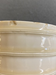 Een Chinese Dehua blanc de Chine driepotige wierookbrander, Kangxi