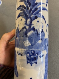 Een Chinees blauw-wit kaststel van vier vazen met dames en kinderen, Kangxi merk, 19e eeuw