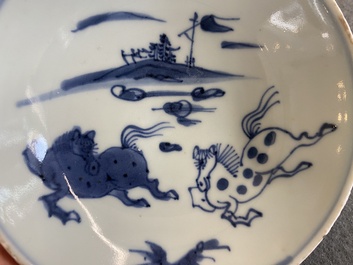 Een Chinees blauw-wit ko-sometsuke bord met gevlekte paarden voor de Japanse markt, Tianqi/Chongzhen