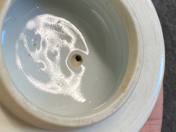 Een Chinese famille rose 'Vier elementen' theepot met deksel, Qianlong