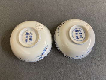 Een paar Chinese blauw-witte en koperrode kommen, Xuande merk, Wanli