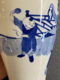 Een Chinees blauw-wit kaststel van vier vazen met dames en kinderen, Kangxi merk, 19e eeuw