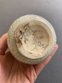 Een Chinese peervormige qingbai vaas, Song/Jin