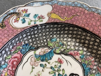 Assiette en porcelaine de Chine famille rose &agrave; d&eacute;cor de coqs, Yongzheng