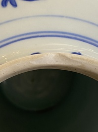 Een Chinese blauw-witte dekselvaas met vogels bij bloesemtakken, Transitie periode