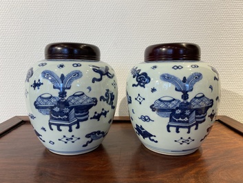 Een paar Chinese blauw-witte potten met decor van antiquiteiten, Kangxi