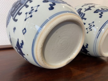 Een paar Chinese blauw-witte potten met decor van antiquiteiten, Kangxi