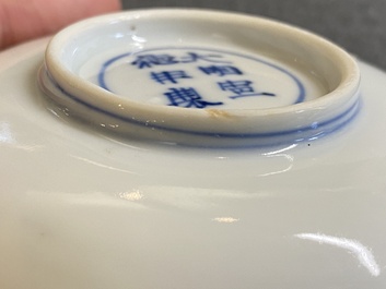 Een paar Chinese blauw-witte en koperrode kommen, Xuande merk, Wanli