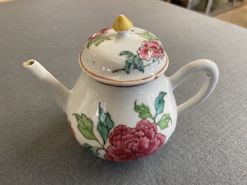 Een Chinese famille rose theepot en deksel met pioenen, Yongzheng