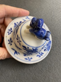Een Chinees blauw-wit kaststel van vier vazen met dames en kinderen, Kangxi merk, 19e eeuw