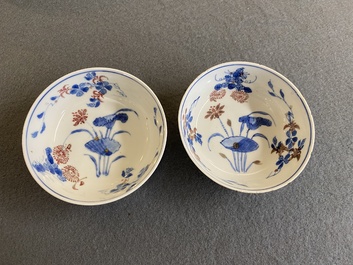 Een paar Chinese blauw-witte en koperrode kommen, Xuande merk, Wanli