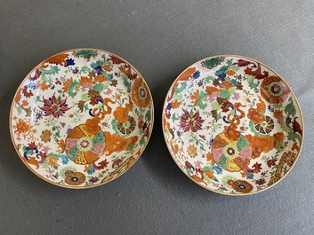 Een paar Chinese famille rose 'pseudo-tabaksbladeren' borden, Qianlong