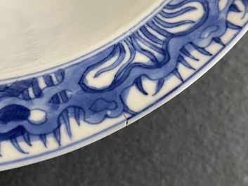 Een Chinese blauw-witte 'klapmuts' kom, Kangxi merk en periode