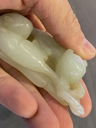 Een Chinese jade hanger met twee katten, Qing