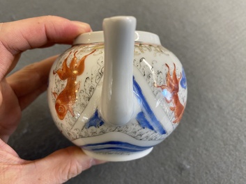 Een Chinese ijzerrode en grisaille theepot met karpers en kraanvogels, Yongzheng