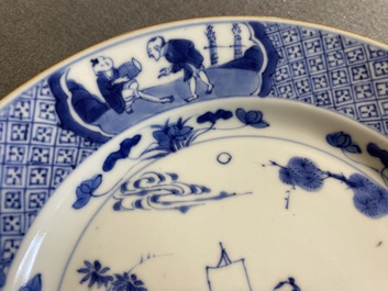 Een paar Chinese blauw-witte borden met geleerden, Kangxi