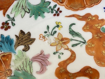 Een paar Chinese famille rose 'pseudo-tabaksbladeren' borden, Qianlong