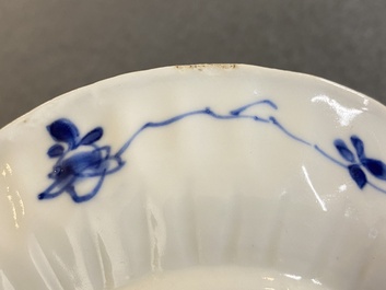 Een Chinese blauw-witte en koperrode kop en schotel, Kangxi